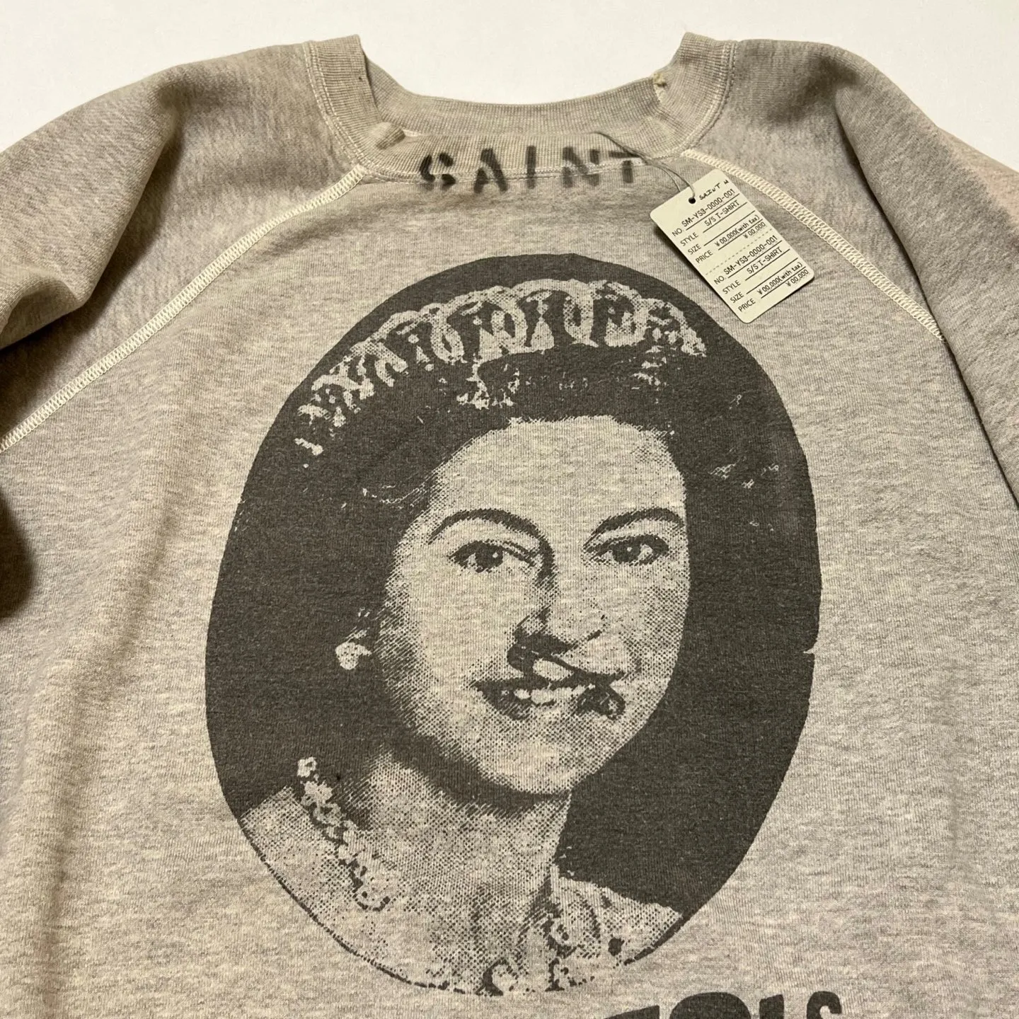 SAINT Mxxxxxx x SEX PISTOLS QUEEN SP_CREW SWT/GRAY band co-branded retro sweatshirt Queen's distressed sweatshirt with holes Distressed gray S-XL Retro distressed distressed hole wash treatment Hand-made graffiti treatment Factory four-needle six-thread boneless sewing Correct co-branded collar label/correct fruit label/wash water label/little angel label